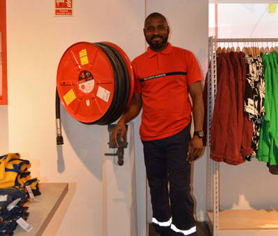 Agent-de-securite-incendie-3 Agent-de-securite-incendie-devant tuyau d'incendie-ipponsecurite.com3